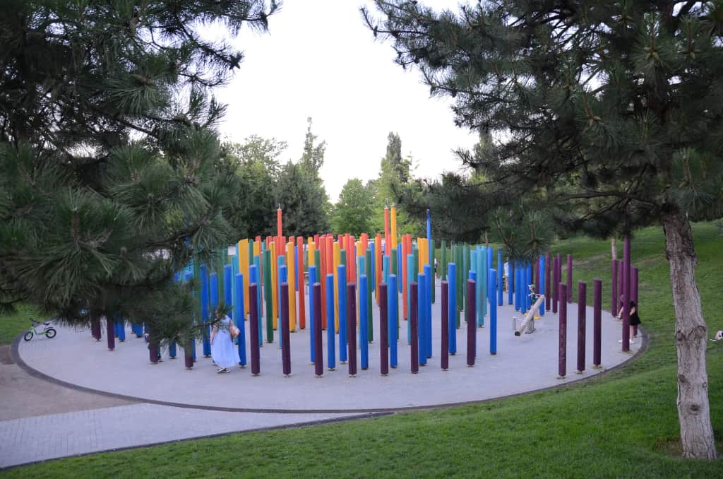 Водный лабиринт «Карандаши» — разноцветные столбы детской площадки