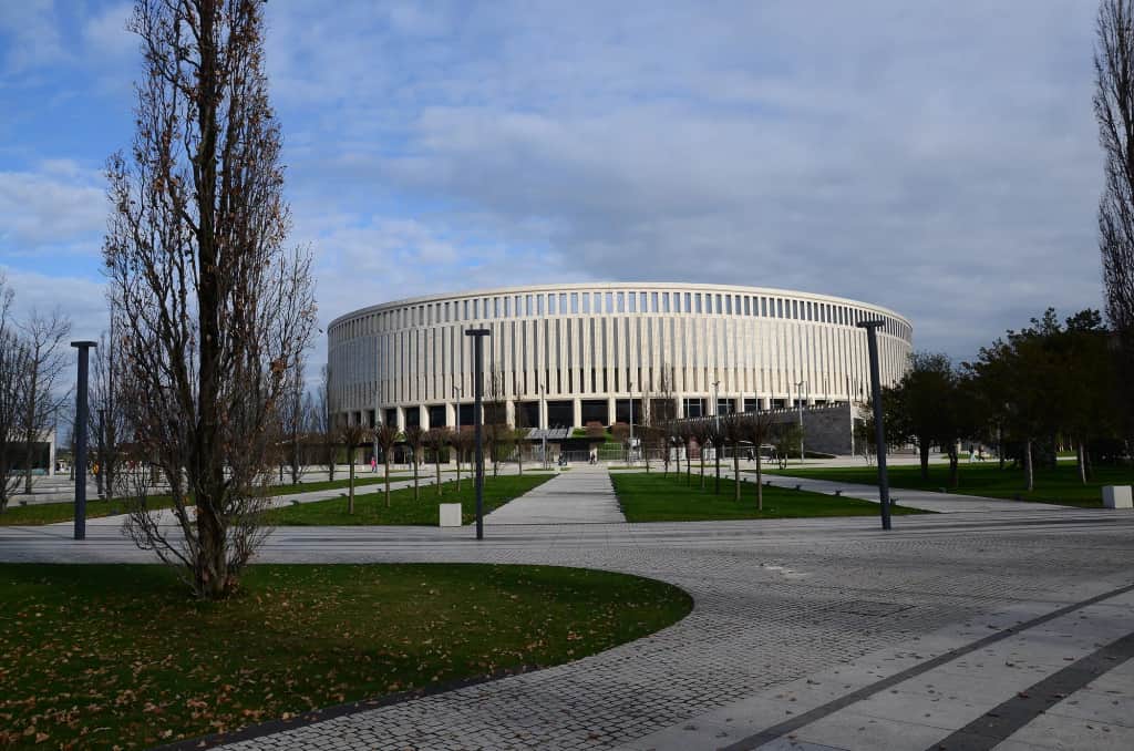 Белый травертиновый фасад стадиона «Краснодар»